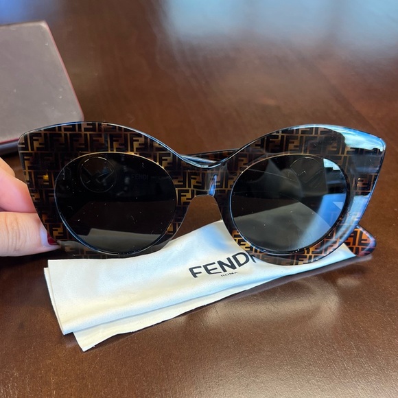 Fendi FF Logo Cat-Eye Sunglasses - Picture 5 of 11